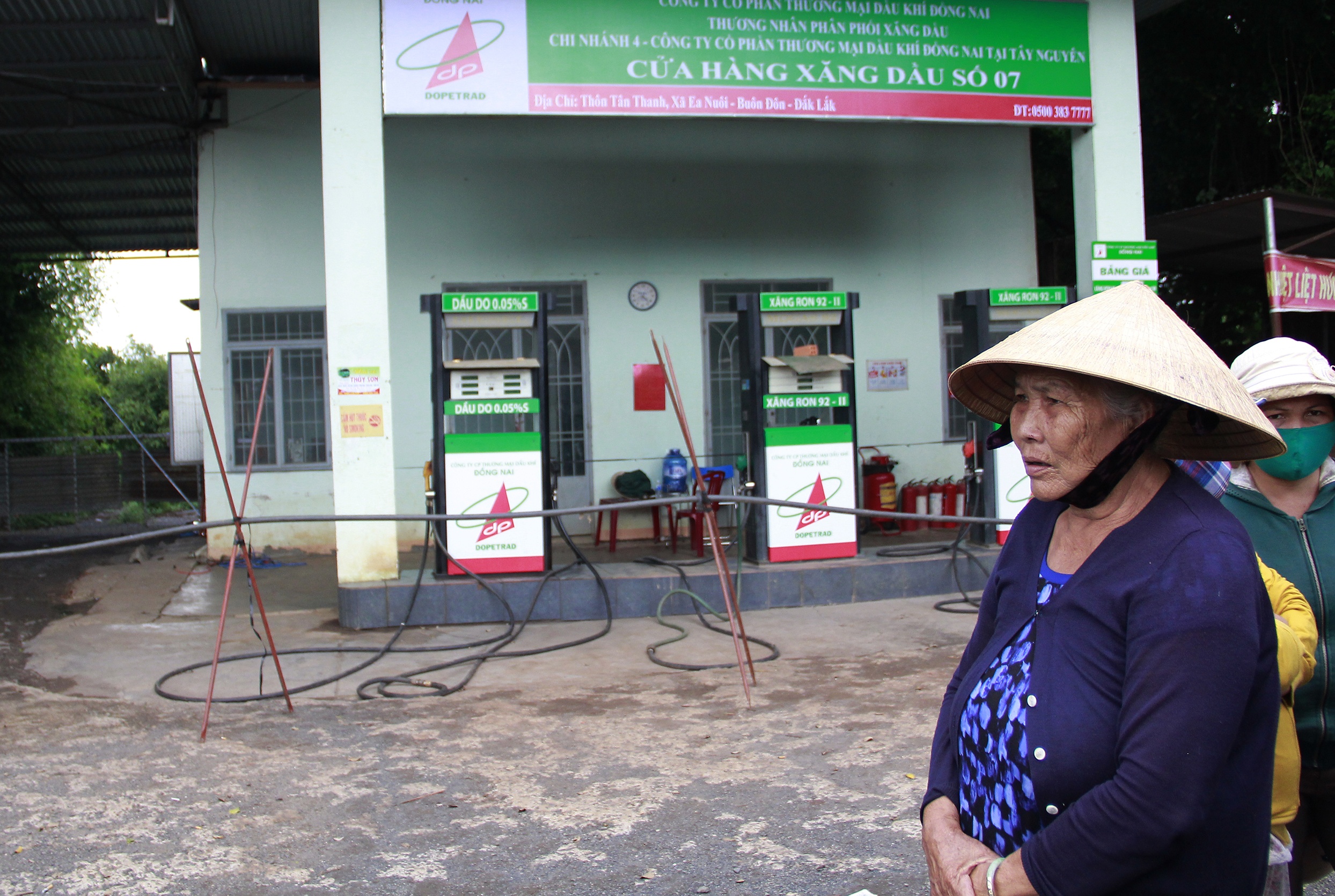 Nhan vien ban xang chet bat thuong voi vet thuong ngang mat hinh anh