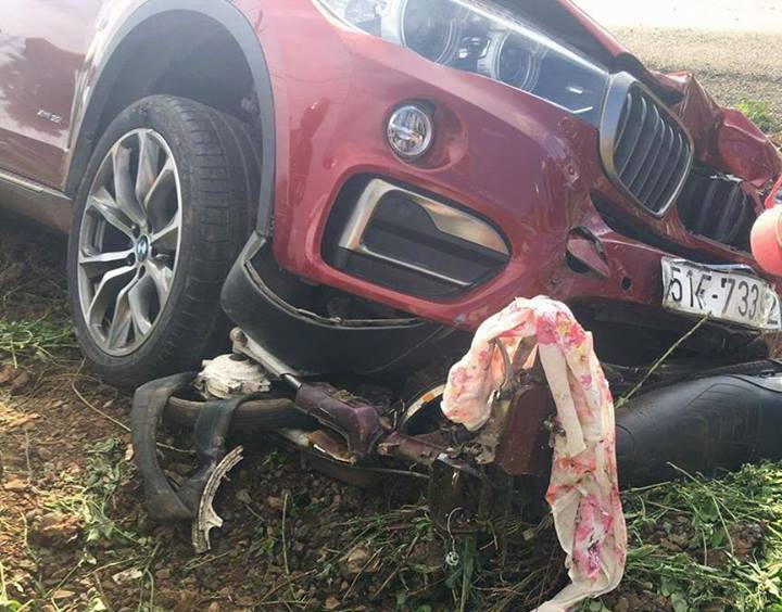 Oto BMW tong nat xe may, mot nguoi thiet mang hinh anh