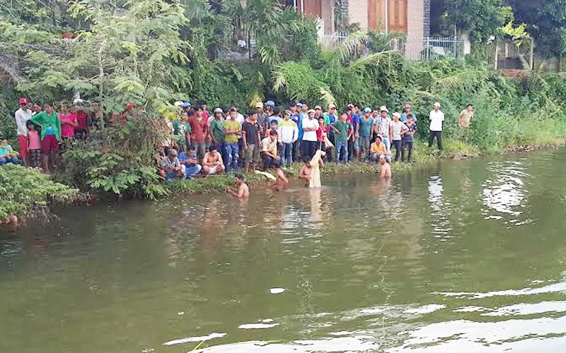 Mot nguoi tu vong khi lan xuong ho go luoi cau ca hinh anh
