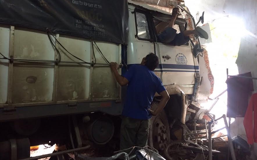 Xe tai mat lai lao vao nha dan, nhieu nguoi thoat chet hinh anh