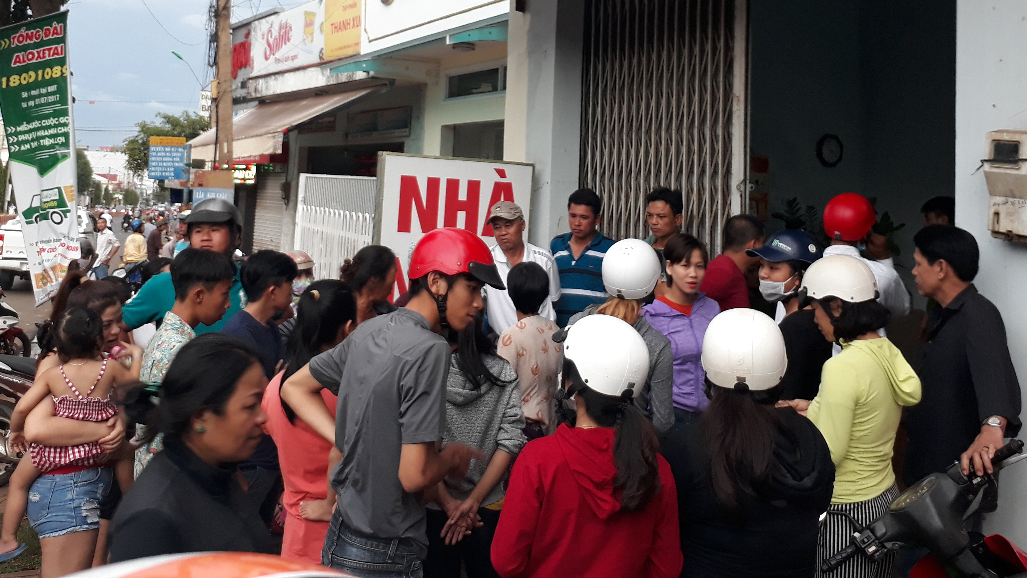 Nguoi dan ong chet bat thuong trong nha nghi hinh anh