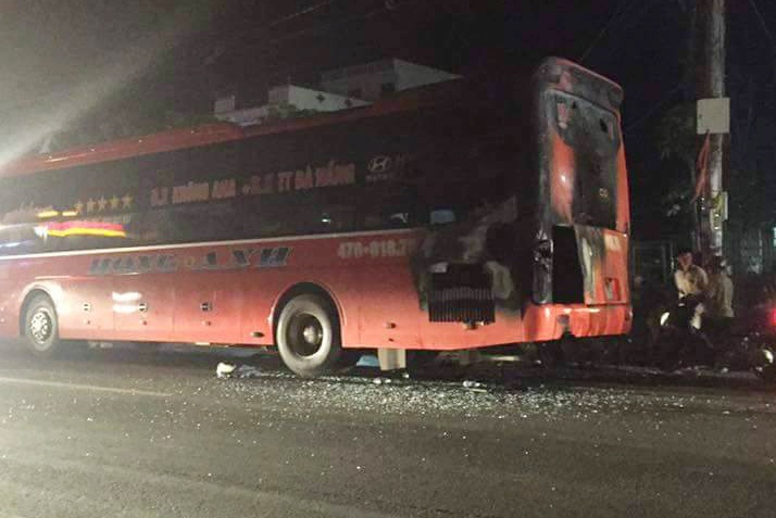 Xe khách cháy trên quốc lộ ảnh 1 Xe khach chay tren quoc lo anh 1