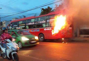 Xe khach dang chay phat no va boc chay, 40 nguoi thoat chet hinh anh
