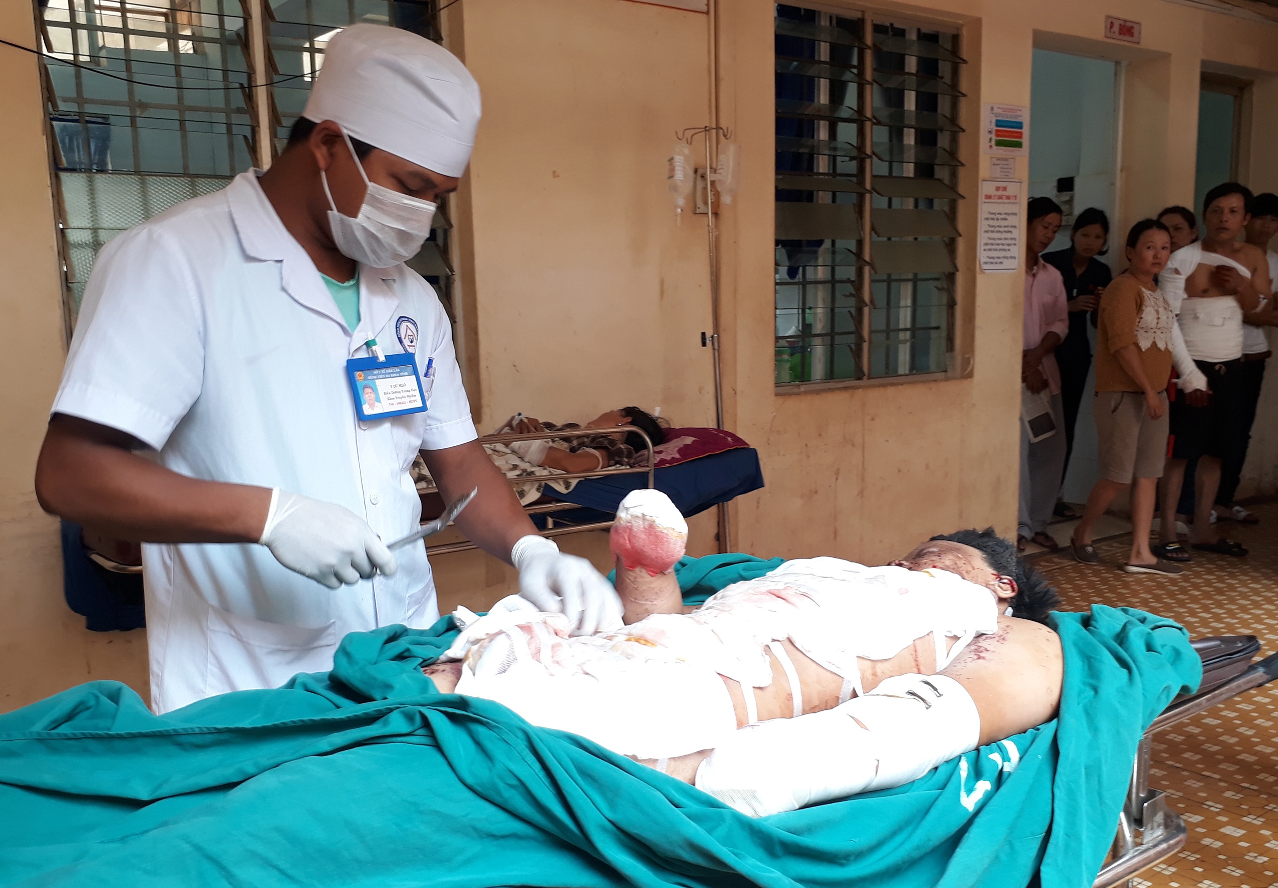 Thieu nien mat hai tay khi lac phan bon cho cay hinh anh