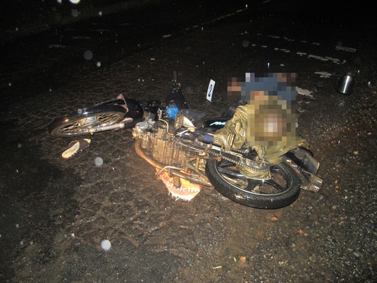 Nguoi dan ong chay xe may bi ao mua siet co tu vong hinh anh