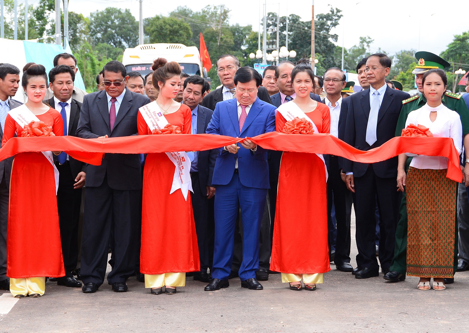 Thong xe cua khau quoc te Le Thanh - Oyadav hinh anh