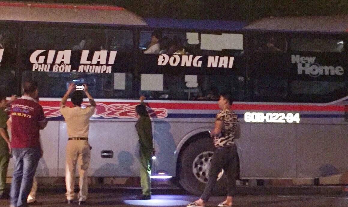 Xe khach bi nem da anh 1