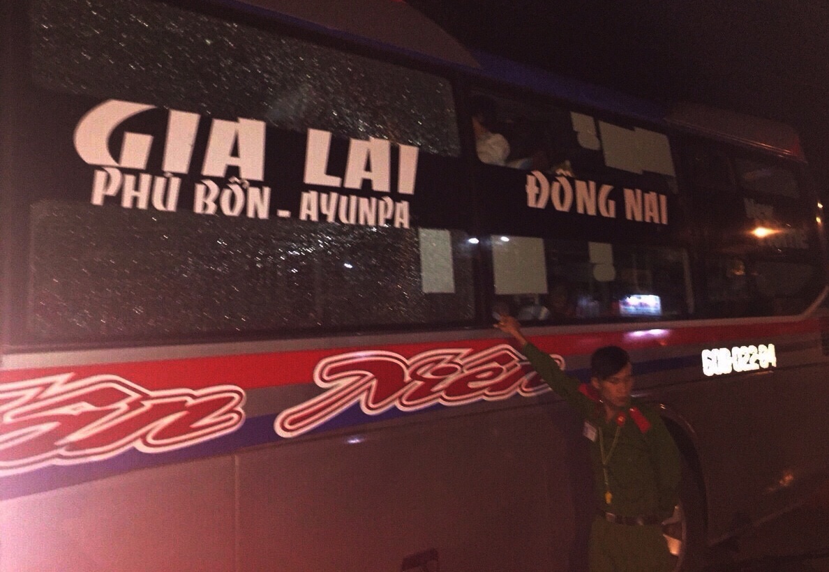 Truy bat nhom thanh nien nem da xe khach cho 30 nguoi hinh anh