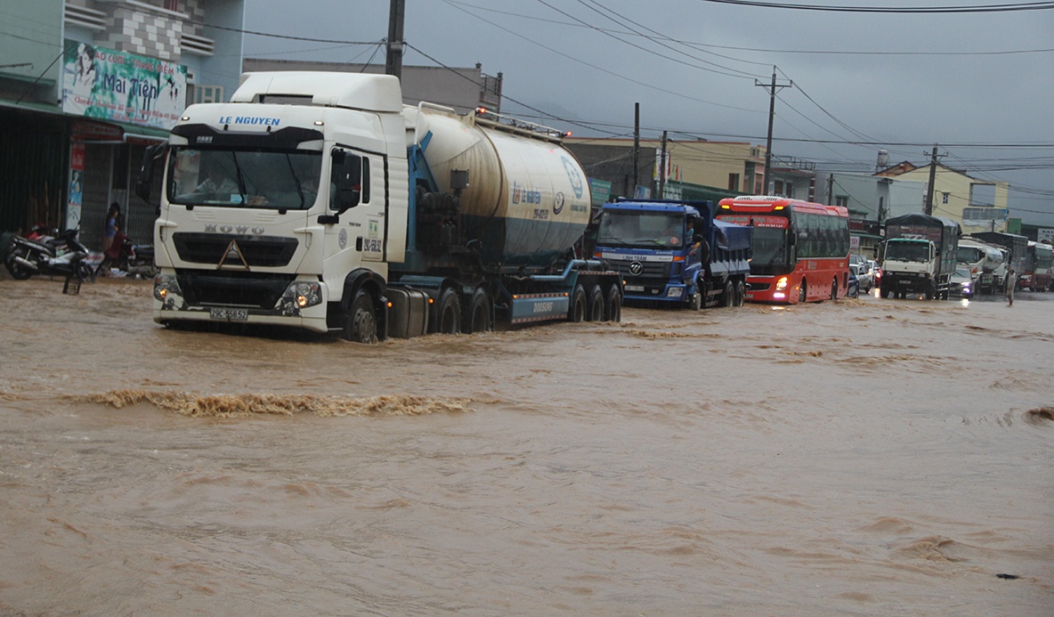 Quoc lo 20 ngap sau, ket xe hon 5 km hinh anh