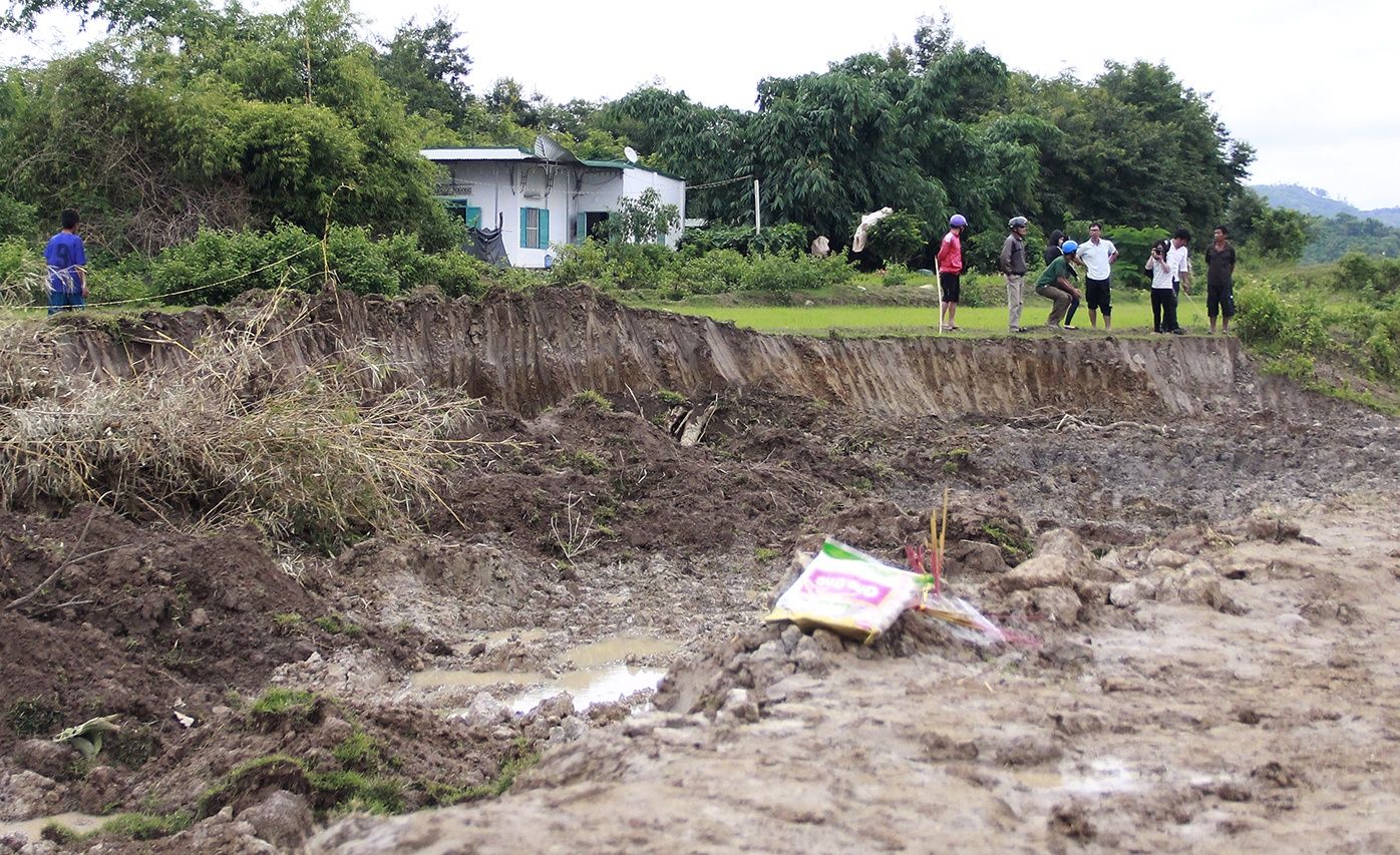 Giet vo roi chon xac sau nha anh 2