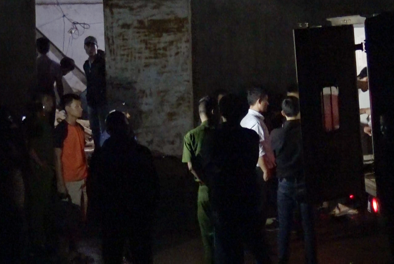 Gan 50 con bac dang sat trong kho ca phe hinh anh