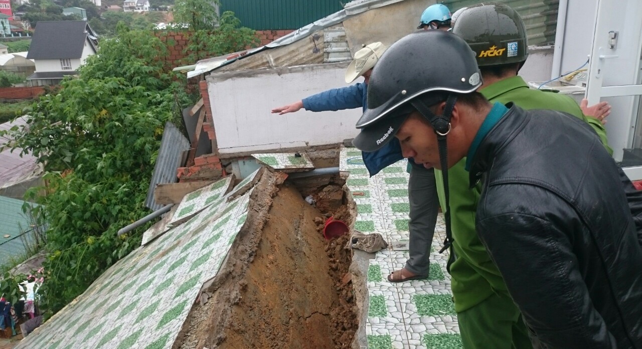 Mua keo dai, nhieu noi tai Da Lat sat lo hinh anh