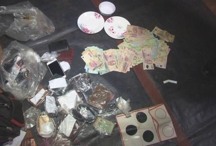 43 con bac dang sat phat trong kho ca phe hinh anh