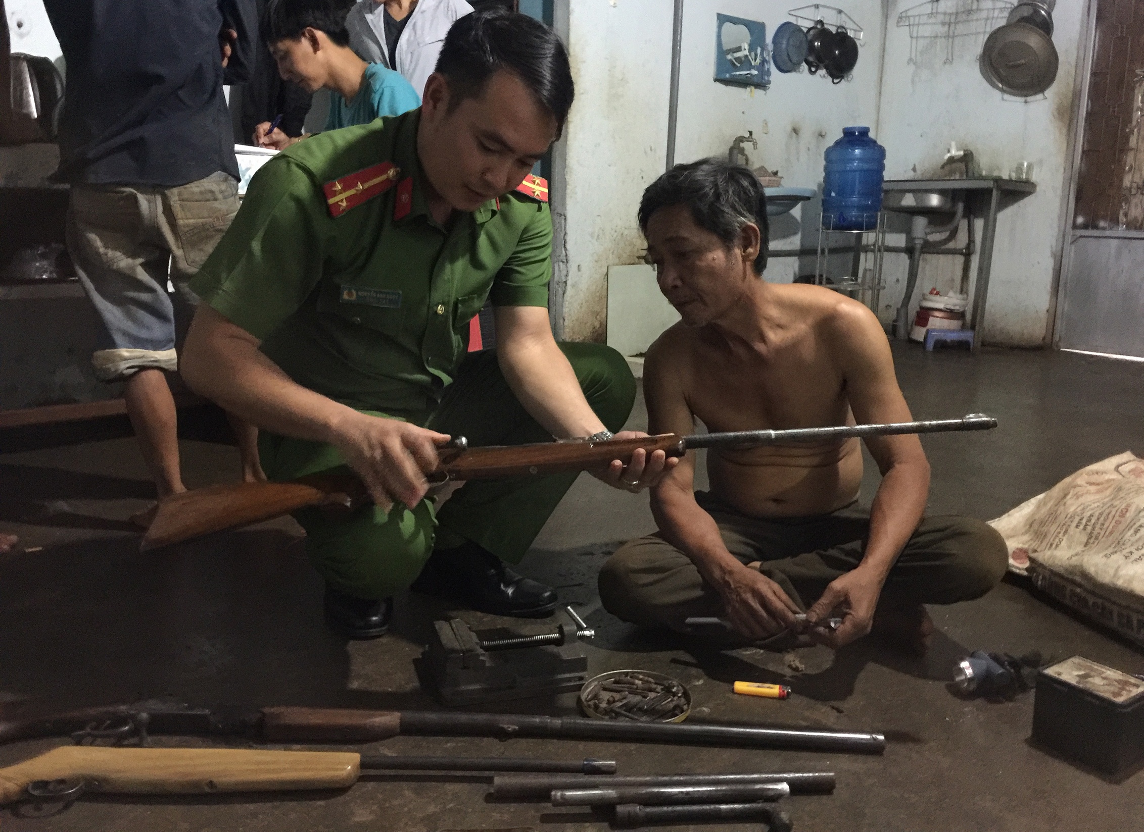 Nguoi sua sung noi tieng Buon Ma Thuot bi dieu tra hinh anh