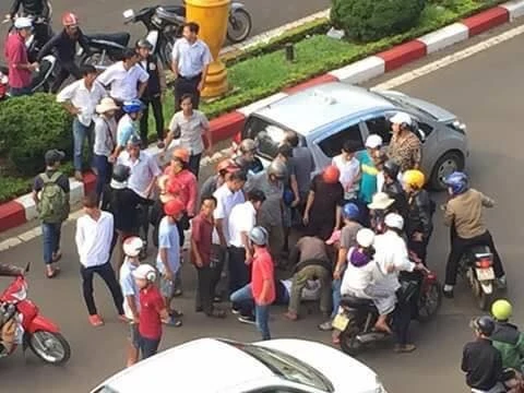 Tai xe taxi danh nguoi sau va cham anh 1