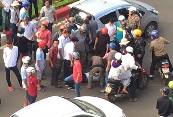 Tai xe taxi danh nguoi, lai oto tong gay tay nan nhan sau va cham xe hinh anh