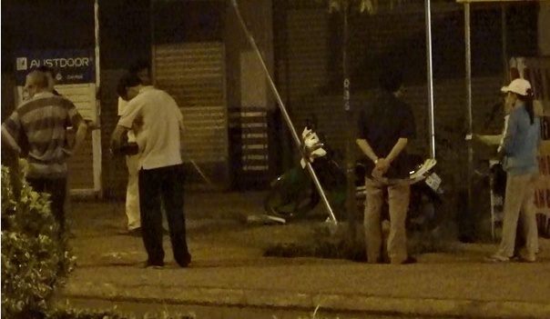 Nguoi phu nu bi tong vang 10 m khi qua duong hinh anh