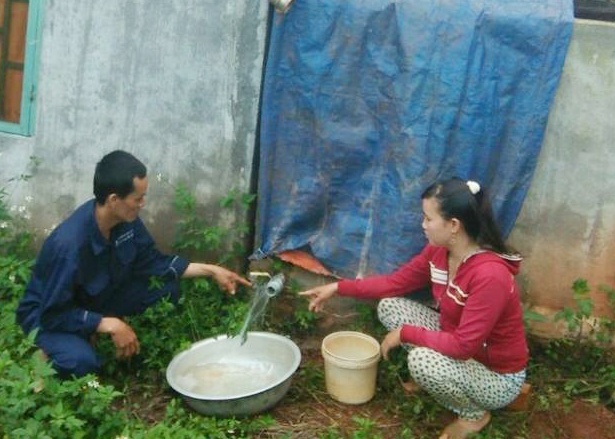 Mot gia dinh bi ke xau do thuoc sau vao be nuoc hinh anh