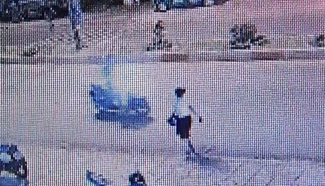 Thanh nien chay xe nhu ten ban tong mot phu nu qua duong vang xa 10 m hinh anh