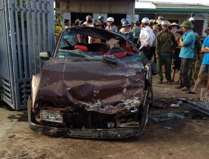 Sau nguoi thoat chet tren oto bien dang hinh anh