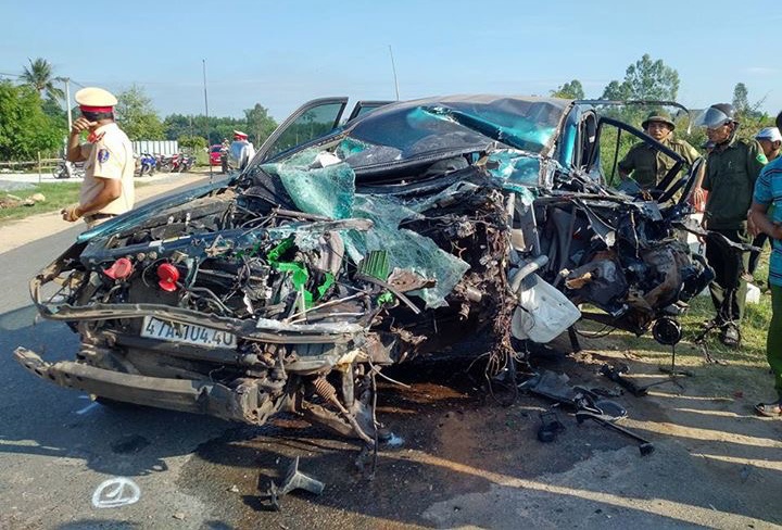 CSGT dung xe chuyen dung cho nan nhan di cap cuu hinh anh