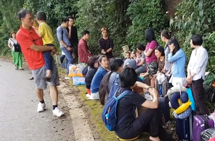 Hai xe khách đâm nhau trên đèo Bảo Lộc ảnh 2 Hai xe khach dam nhau tren deo Bao Loc anh 2