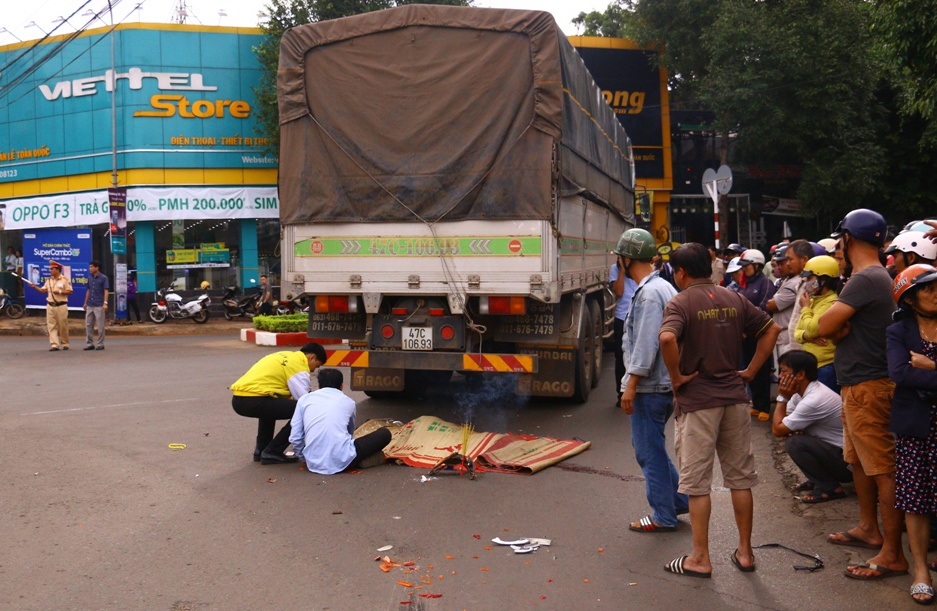 Co gai 25 tuoi tu vong duoi banh xe tai hinh anh