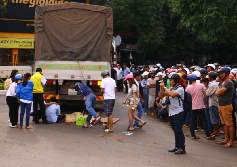 Nguoi than khoc ngat ben thi the co gai bi xe tai can hinh anh