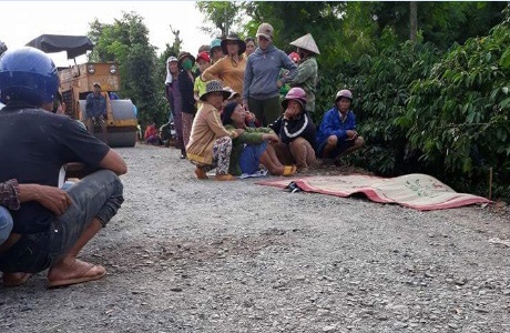 Be trai 5 tuoi bi xe lu can tu vong hinh anh