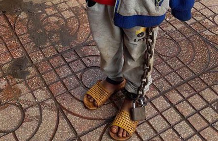 Be trai bi bo me xich tay chan lang thang giua cho hinh anh