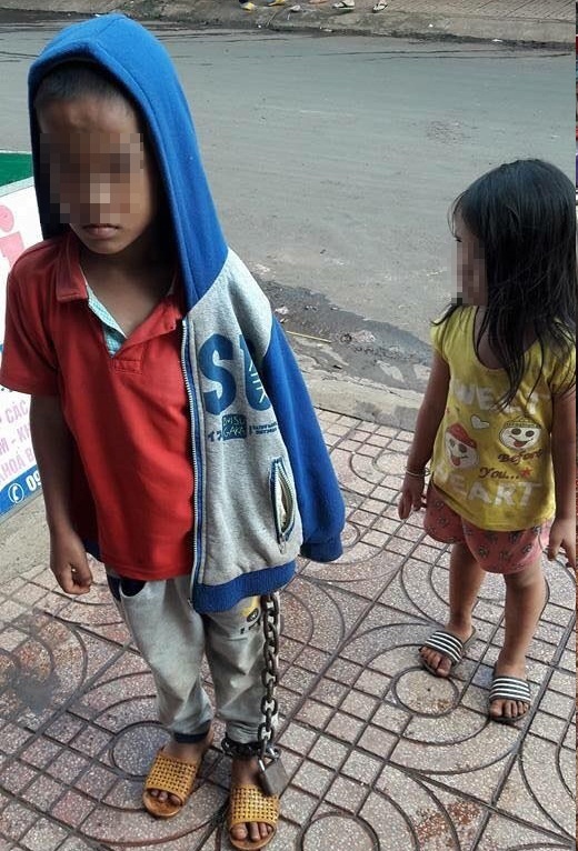 Be trai bi bo me xich anh 1