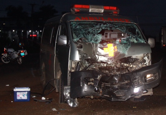 Xe cuu thuong tong chet nguoi di xe may hinh anh