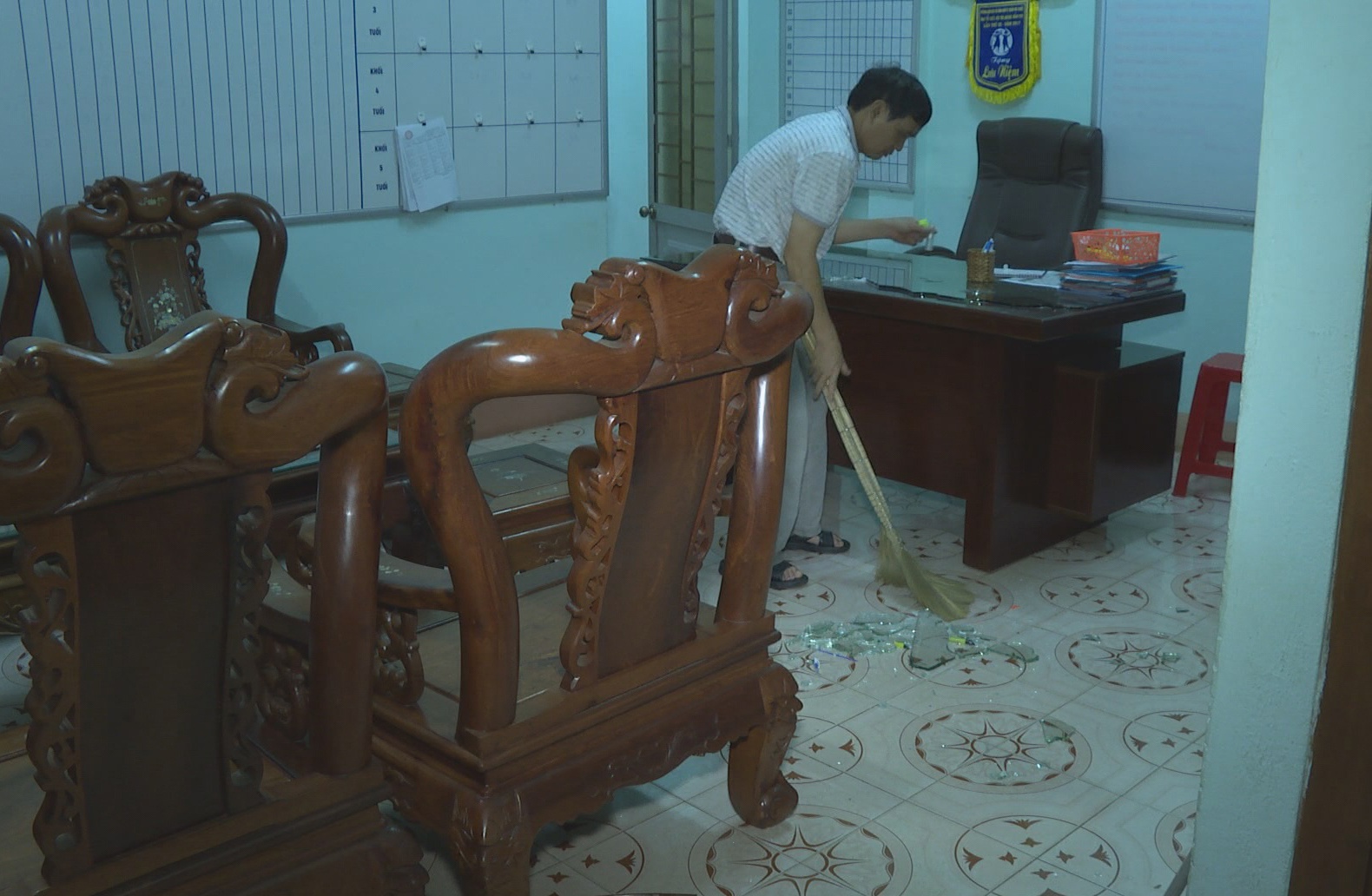 Trường mầm non bị đập phá ảnh 1 Truong mam non bi dap pha anh 1