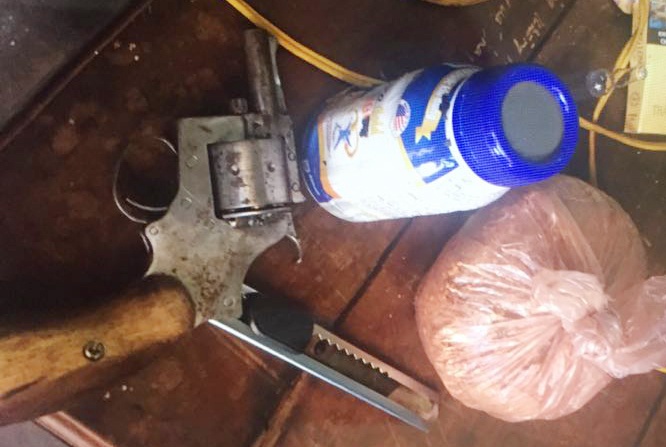 Hai thanh nien mang theo sung anh 2