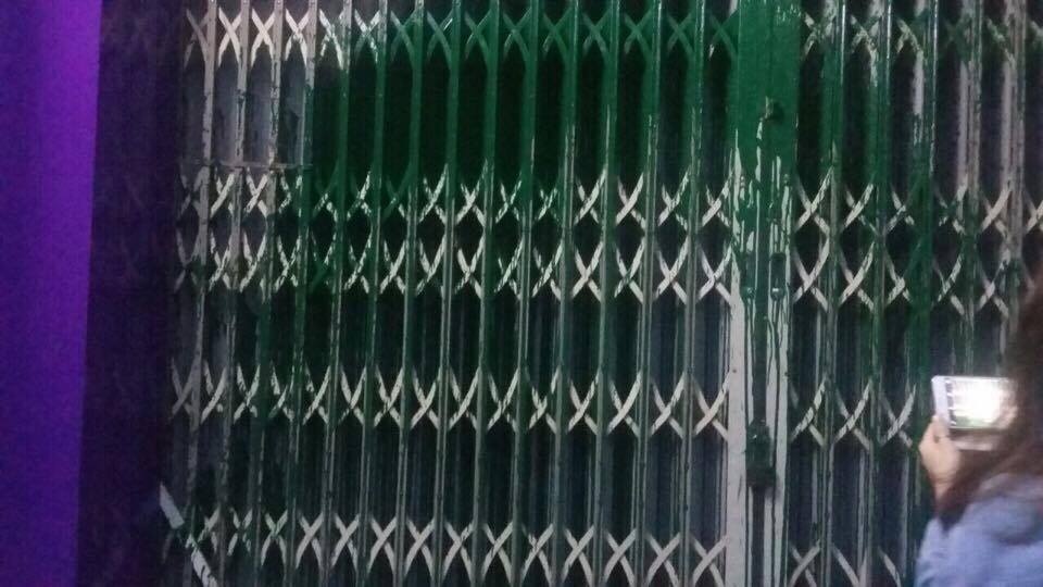 Lien tiep bi tat mam tom va son vao nha, nguoi me don than keu cuu hinh anh