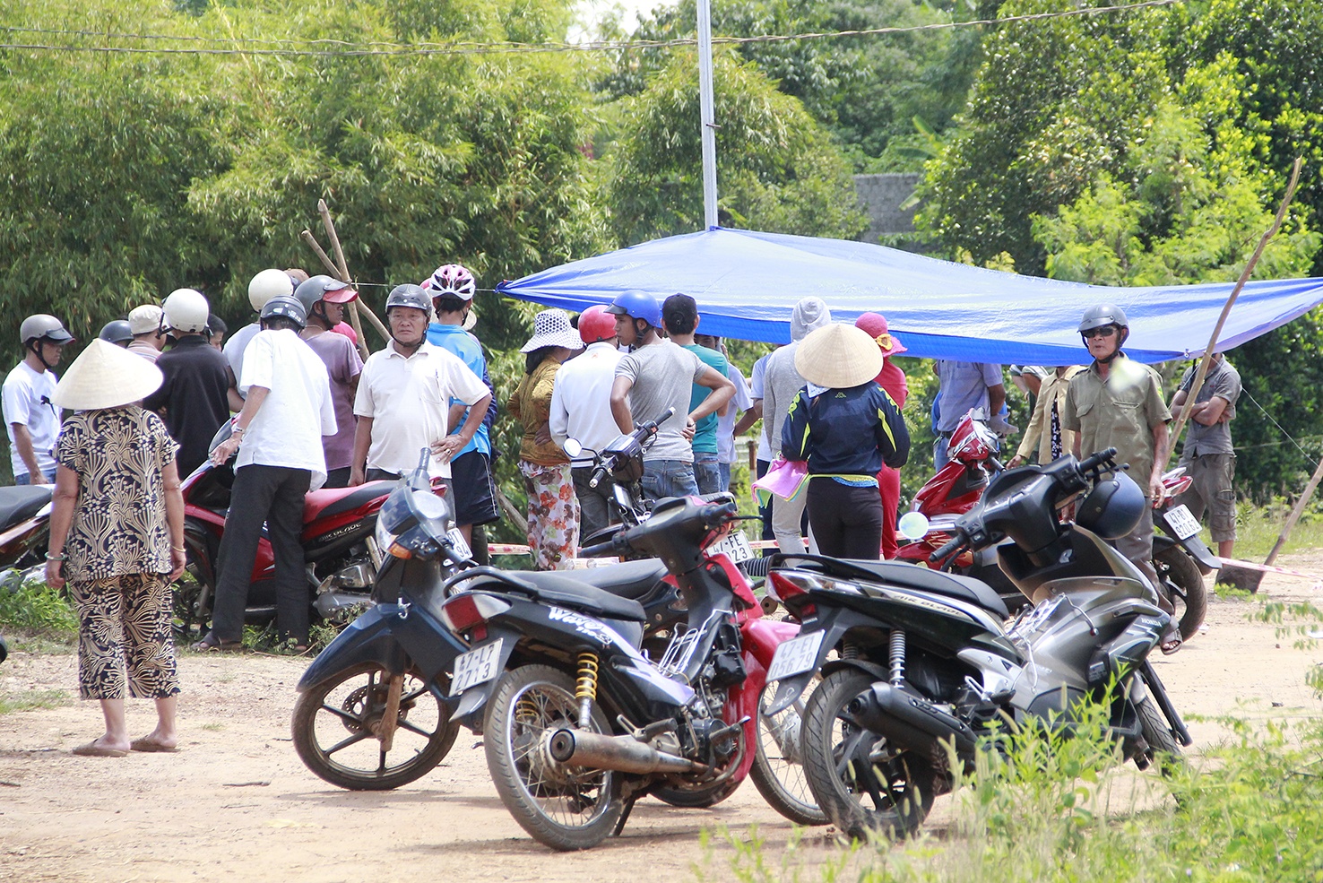 Phat hien thi the mot phu nu noi tren mat ho hinh anh