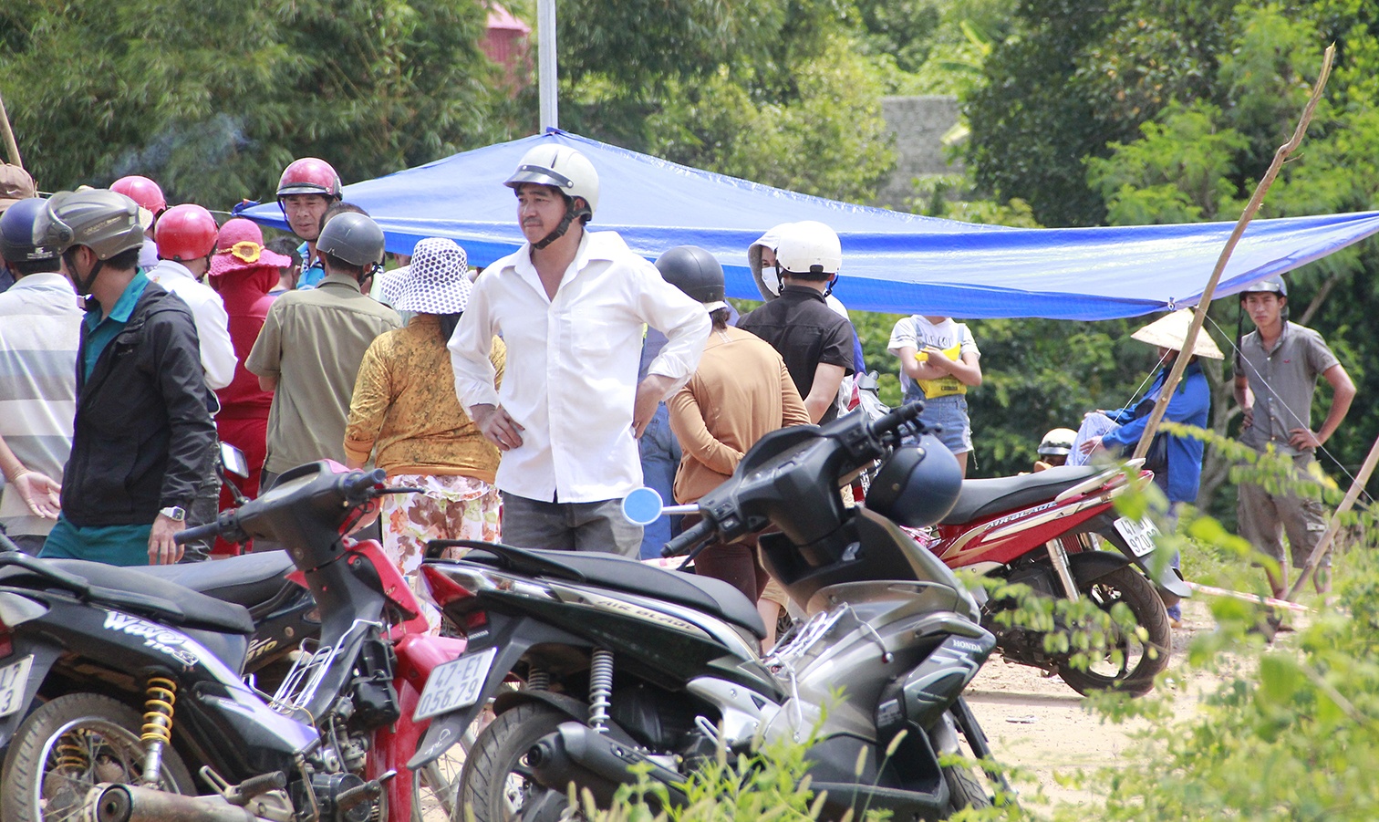 Kham nghiem tu thi nguoi phu nu noi tren mat ho hinh anh