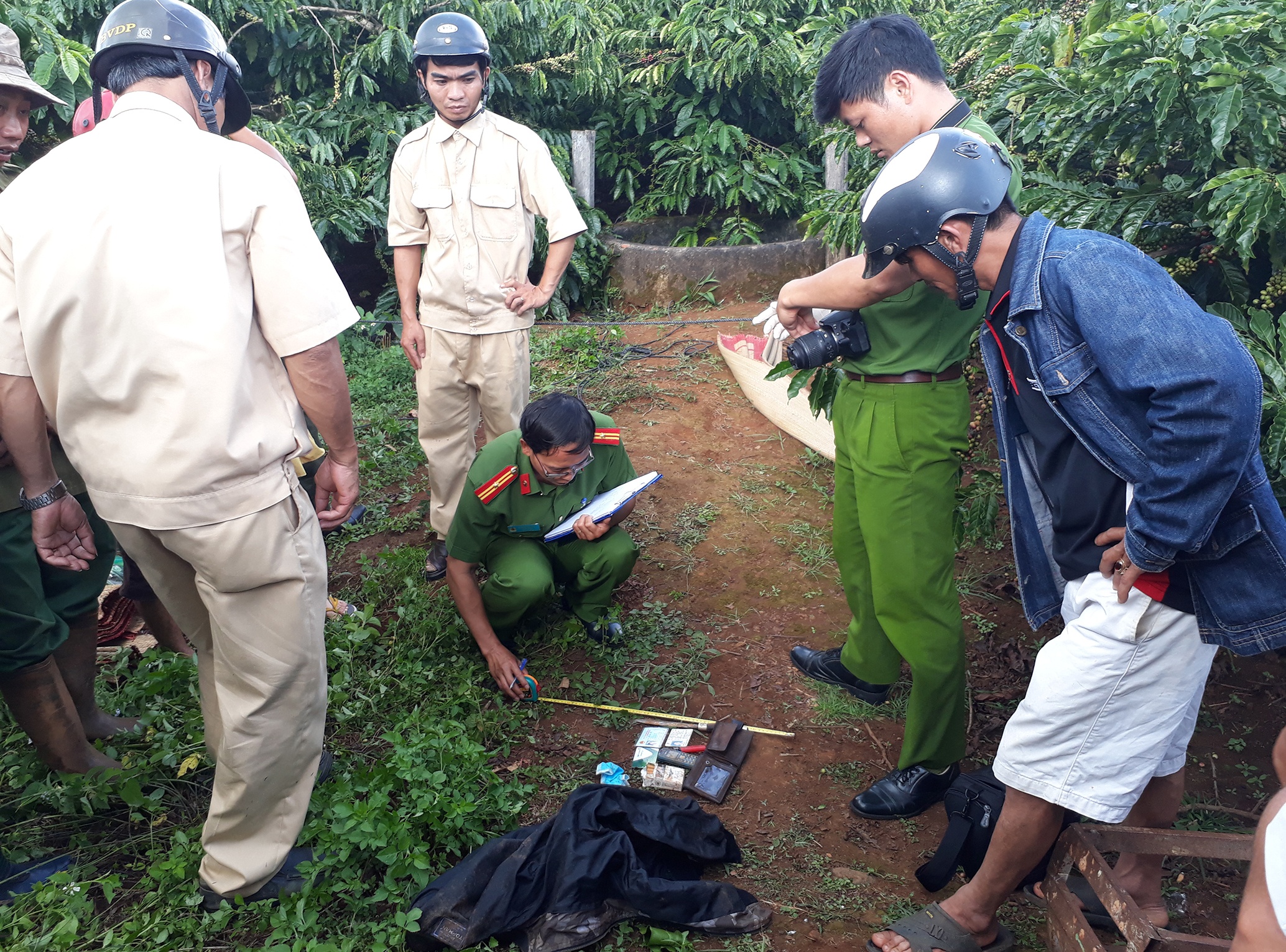 Nguoi tu vong duoi gieng nghi doat mang vo bang nhieu nhat dao hinh anh