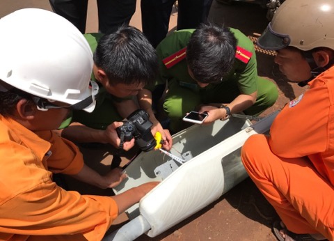 Thanh nien 17 tuoi bi dien giat chet khi di ve sinh ben duong hinh anh