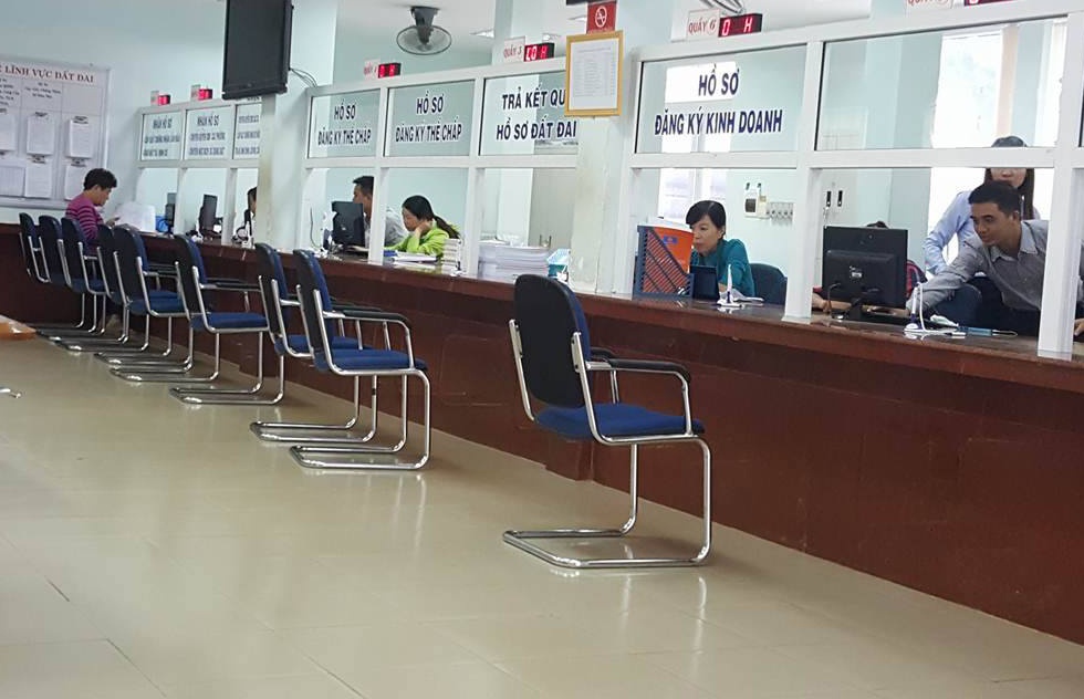 Chu tich huyen bi phe binh vi khong xin loi dan hinh anh