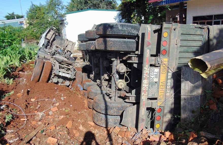 Xe dau keo container lao vao nha dan, 6 nguoi thoat chet hinh anh