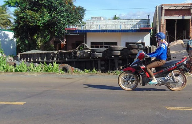 Xe container lao vao nha dan anh 1