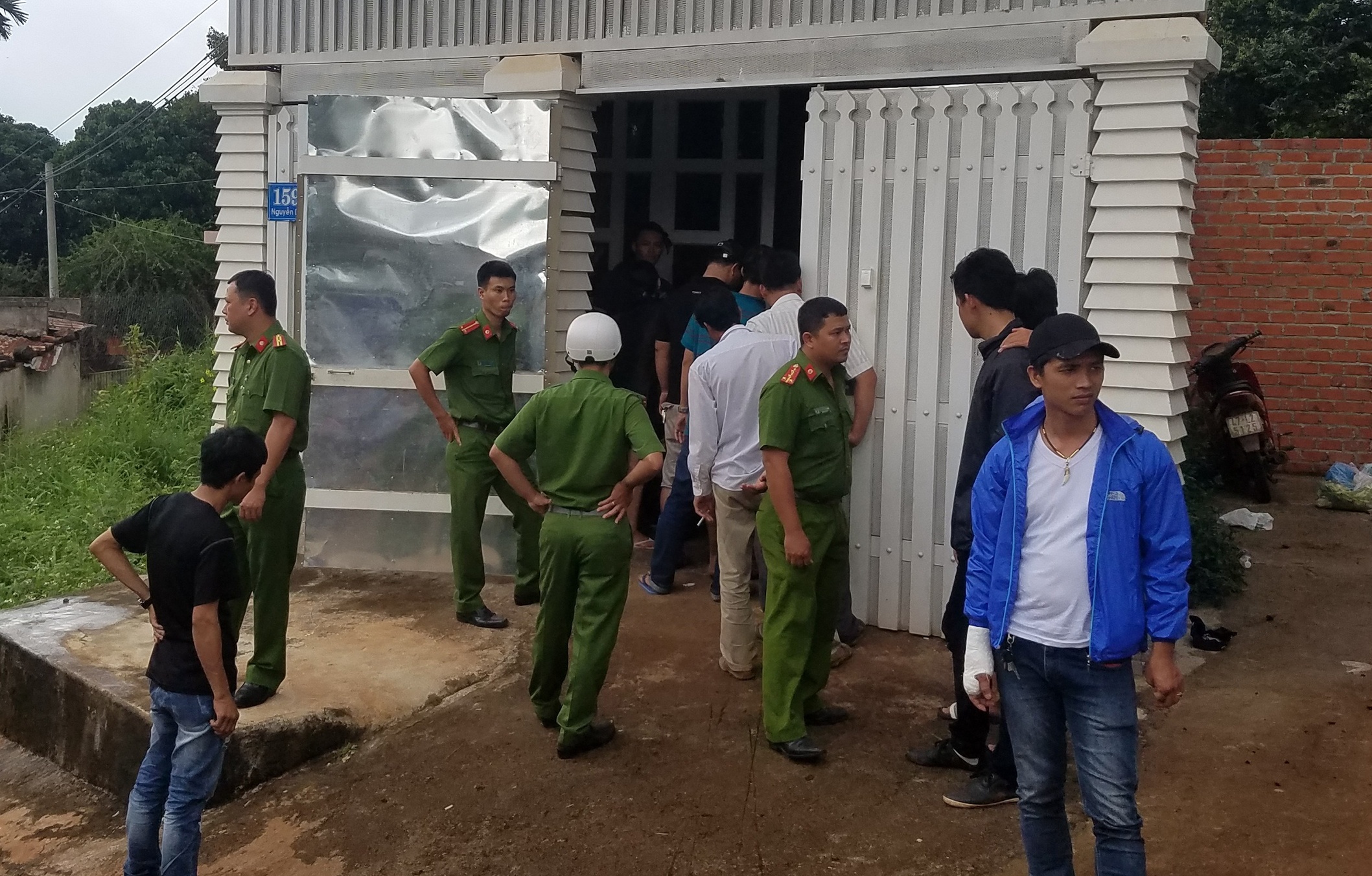 Nguoi phu nu lap 5 camera quanh nha de ban ma tuy hinh anh