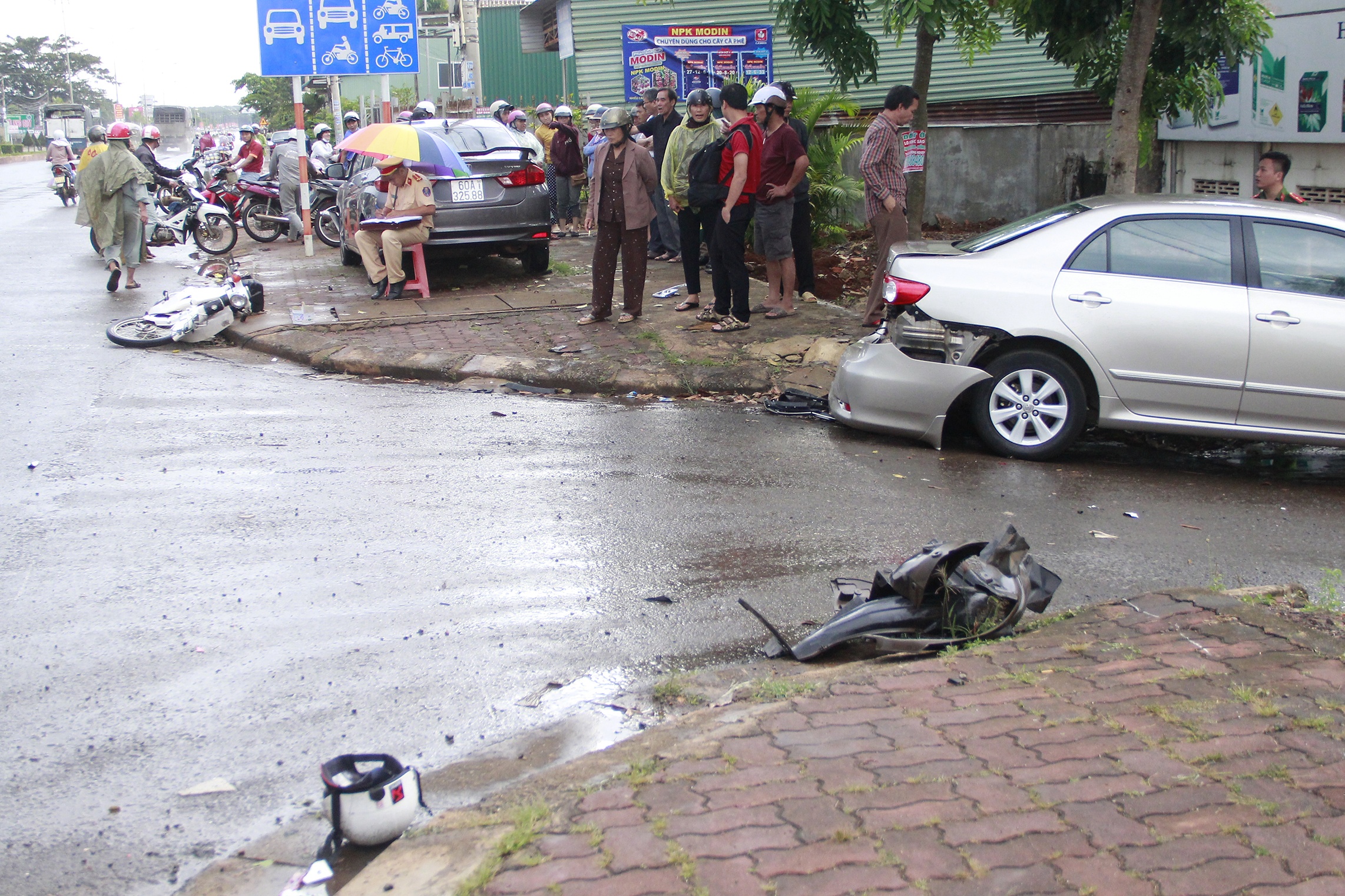 Nam sinh bi tong bat tinh anh 1