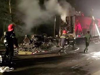 Canh sat PCCC roi hien truong, xe container cho go chay rui hinh anh