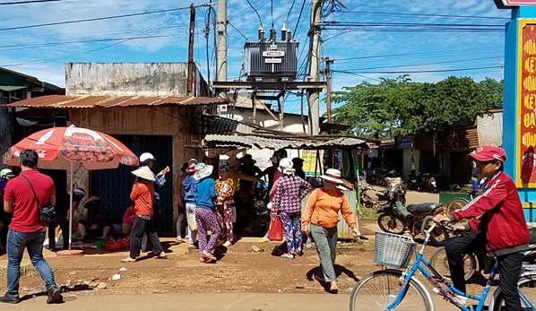Trưởng công an xã đá đồ người vi phạm ảnh 2 Truong cong an xa da do nguoi vi pham anh 2