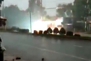 Day dien boc chay ngun ngut tren duong hinh anh