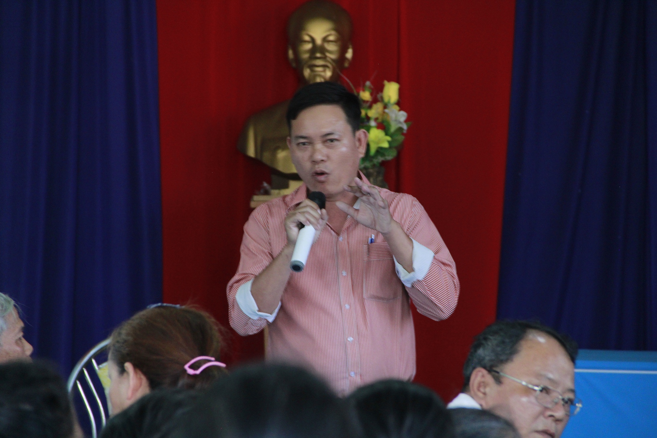 Nguoi dan do luong, tha thu cho truong cong an xa da bay thau ca hinh anh