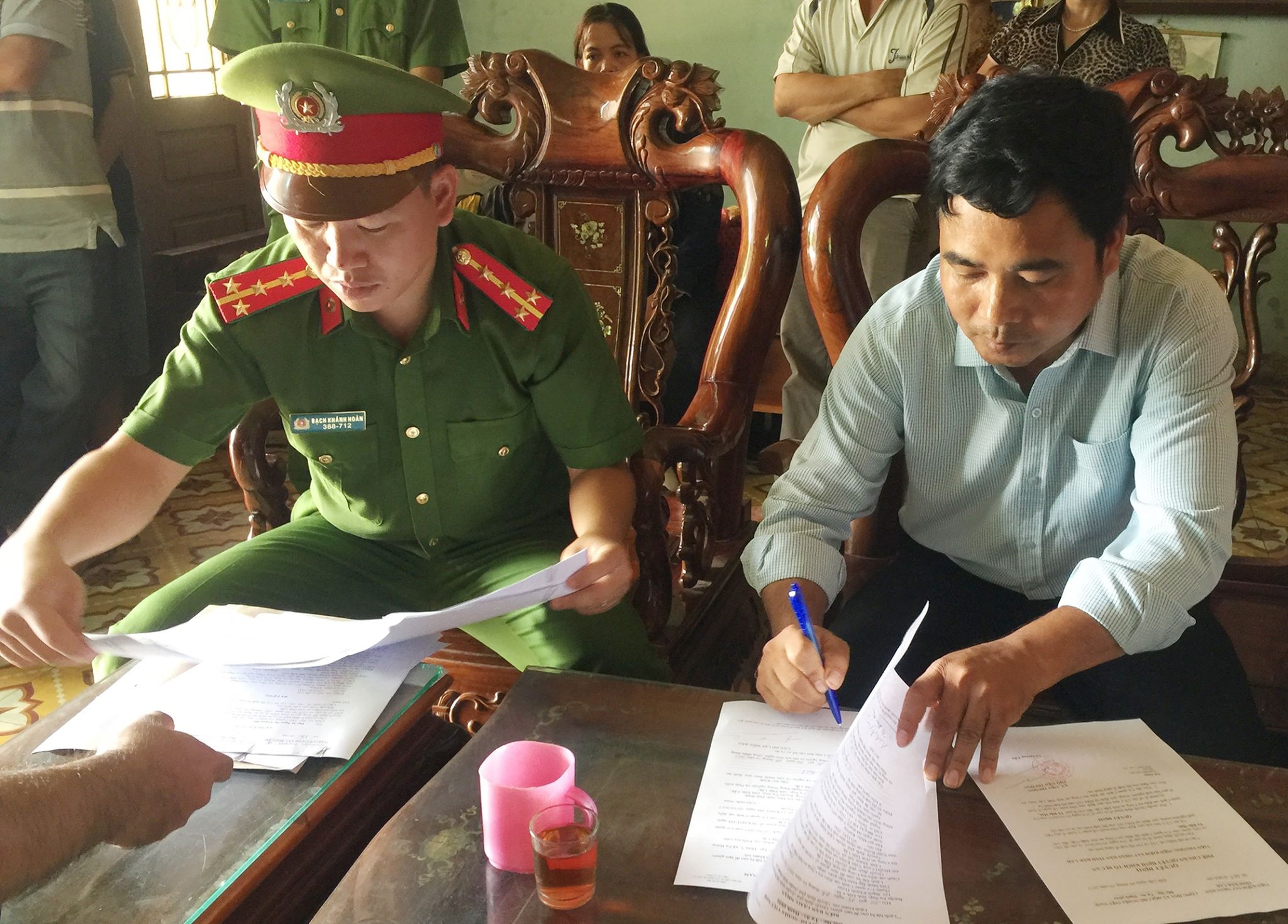 Bat 4 can bo ngan hang Agribank chi nhanh Krong Bong hinh anh