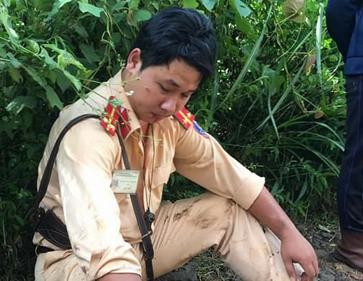 Hai thanh nien vi pham giao thong, tan cong CSGT hinh anh